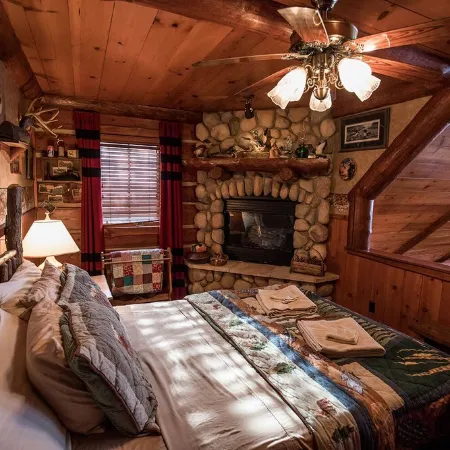 Rustic Luxurious Log Cabin on magestic Round Lake at Richardson Bay cabin 7