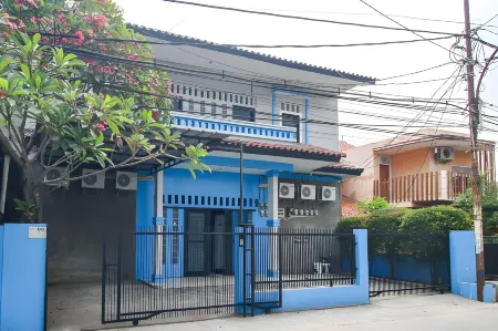 RedDoorz Near Margonda Raya Отели рядом с достопримечательностью «University of Indonesia»