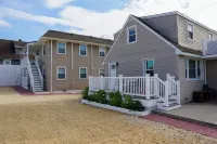 Comfy Beach Block Retreat w/ Balcony & Parking [1215-2] Hotels in 