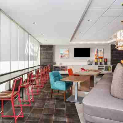 Home2 Suites by Hilton Cedar Rapids Westdale Dining/Meeting Rooms