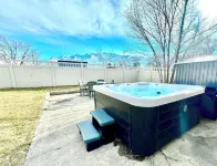 Family Friendly! Hot Tub, 5 Luxury King Beds, Fire Pit, Skiing & Hiking Close