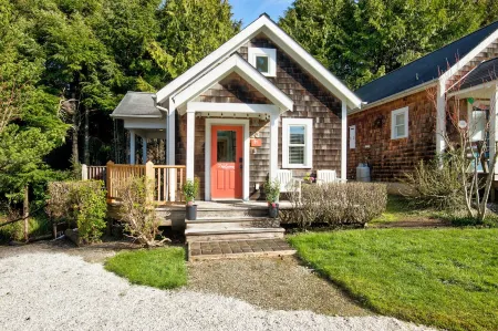 Seabrook Cabin- Private Hot Tub, Indoor & Outdoor Fires, 10 Min. Walk to Town