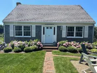 July 6-13 Open! Ideal Location-Walk to Beach & Town. Peaceful Surfer Chic Design