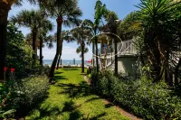 Cozy 1BR Condo w/ 0 min walk to beach! Spectacular views! Nov/Dec still open! Hotels in North Redington Beach
