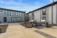 Cozy Queen Bed + Sofa Bed Studio | Free Parking | Mins to DT | VAMC | UTHSC