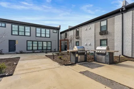 Cozy Queen Bed + Sofa Bed Studio | Free Parking | Mins to DT | VAMC | UTHSC Отели рядом с достопримечательностью «Зоопарк Мемфиса»