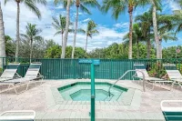 Beautiful Ground Floor 2 Bedroom 2 Bathroom Condo with Walkout Lanai. Hotels in Burnt Store Marina