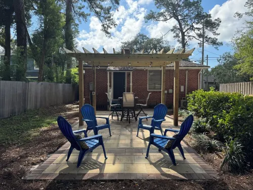 New Patio & Pergola, Near Shops/Restaurants, King Bed, Pet-Friendly Yard