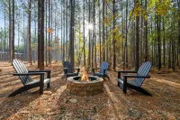 Luxury modern country couples retreat. Private back porch with hot tub!