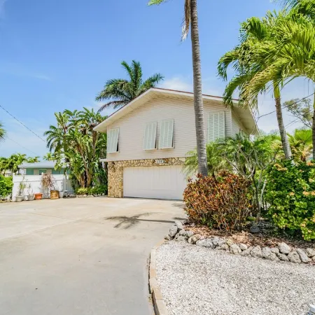 Our Waterfront Home Is All Ready Just for You!Vrc16-000016
