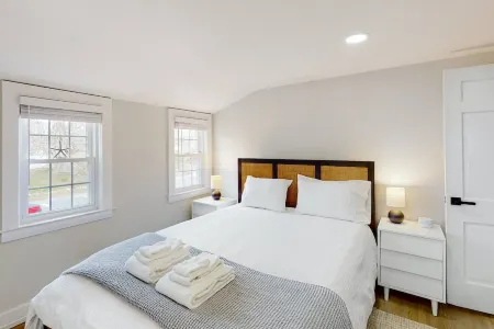 Modern Cape Home in Hyannis walking distance to the beach & town! Отели в г. Кейп Код Нэшнл Сишор