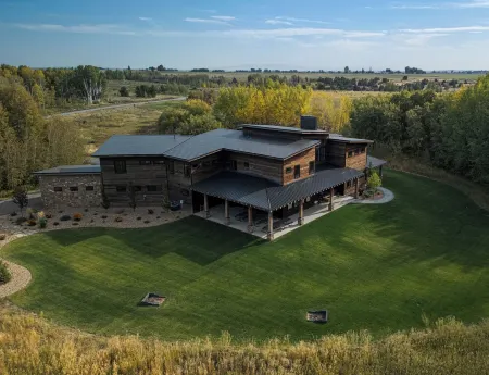 New!!! Mountain Luxury Lodge, 7 Suites, Private Lake, Family Gatherings/Weddings