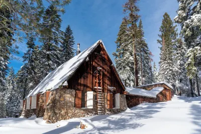 Clair Tappaan Lodge Hotel in zona California Historical Landmark 780-6: Transcontinental Railroad in Truckee