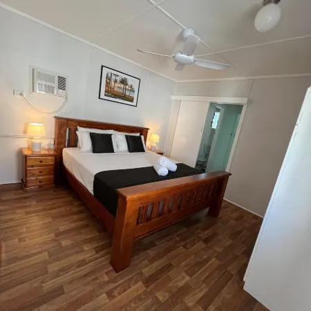 Essex Court - Beach House Motel Отели рядом с достопримечательностью «The Strand Beach»