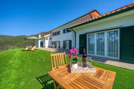 Central Suites Arouca Отели в г. Нешперейра