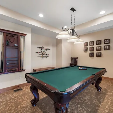 Spacious 5-bedroom Mountain House with Movie Room & Pool Table