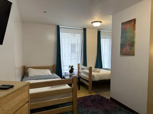 Cute Downtown APT Quick Safe Walk to PPG Arena Hotels in Green Tree