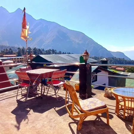 Lama Hotel - Himalayan Burger Отели в г. Лукла