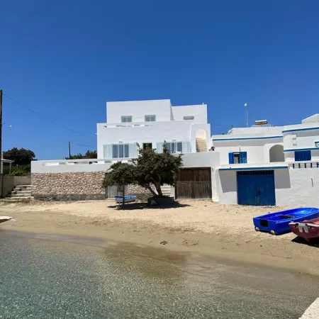 Milos AquaBliss Beachfront Villas Отели рядом с достопримечательностью «Пляж Поллония»