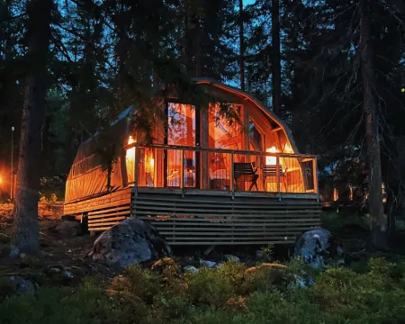 โรงแรมบูติคท่ามกลางธรรมชาติ Haltia Lake Lodge และ glamping โรงแรมในเอสปู