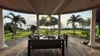 Room in Guest Room - Dolphin Suite 40 m2 in Villa 560 m2, Indian Ocean View فنادق في Shimoni