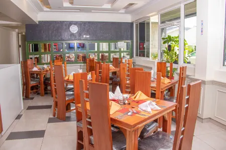 Waffles Suites Отели в г. Free Hold