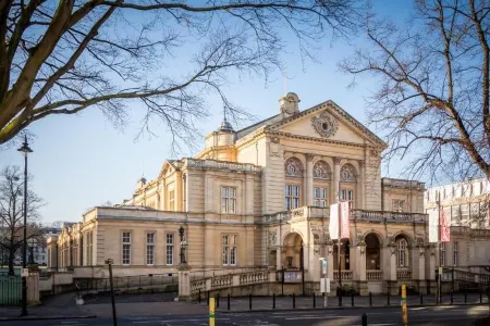 Elliot Oliver - Luxurious Two Bedroom Apartment with Parking