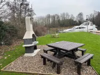 ريفرسايد بوت ريتريت أون ذا ريفر ثامس