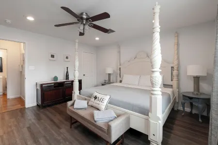 Private Pickle-ball Court+Kids play backyard + 6 Flags +Cowboys + Airport