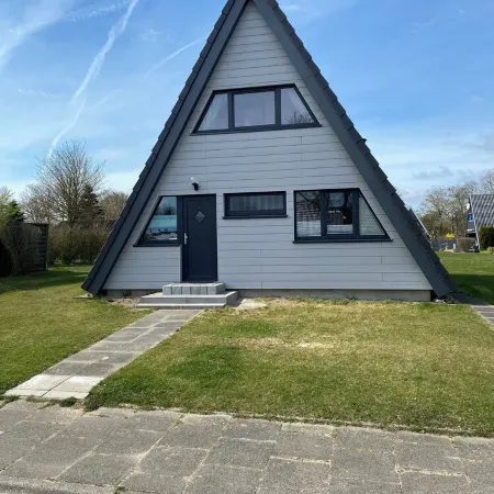 Vacation home close to the beach with patio cover; fiberglass; garden; parking at the house