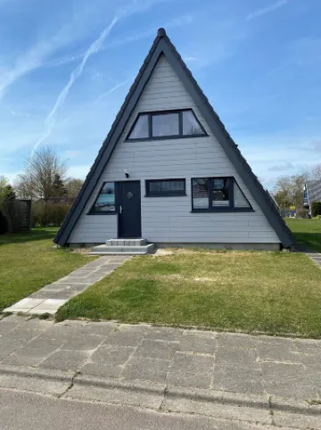 Vacation home close to the beach with patio cover; fiberglass; garden; parking at the house