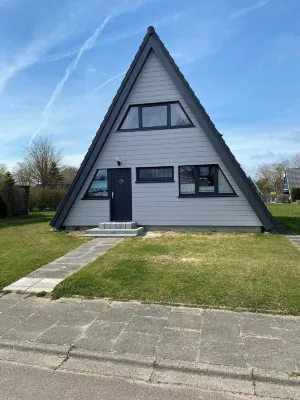 Vacation home close to the beach with patio cover; fiberglass; garden; parking at the house