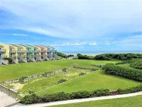 Amazing ocean view, 2 pools, easy beach access