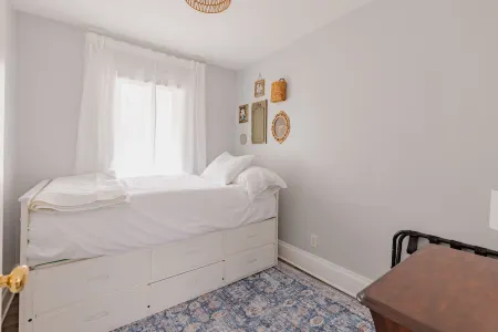 Luxury Suite w/Blackout Blinds. Walk to Downtown. Pet Friendly; Full Fenced Yard