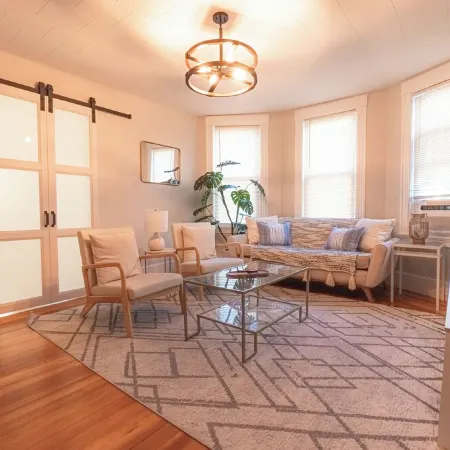 Spacious 3BR - Walk to Downtown Salem, Game Room!<br> Отели рядом с достопримечательностью «Музей Пибоди в Эссексе»