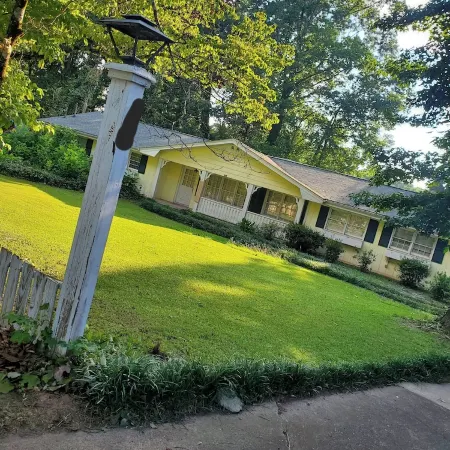 Specious and Cozy Ranch home with moonlight windows near Stone Mountain Park