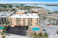 Beachfront Condo with Panoramic Views - Gorgeous Bright Retreat Hotels near Madeira Beach