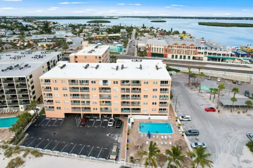 Beachfront Condo with Panoramic Views - Gorgeous Bright Retreat Hotels in Madeira Beach