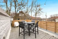 Covered Porch and Walkable to Dining and Entertainment - Charming Vibrant Oasis Hotel di Fayetteville