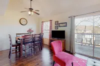 Relaxing condo with loft, electric grill, balcony, deck, washer/dryer, & WiFi Hotels in Branson