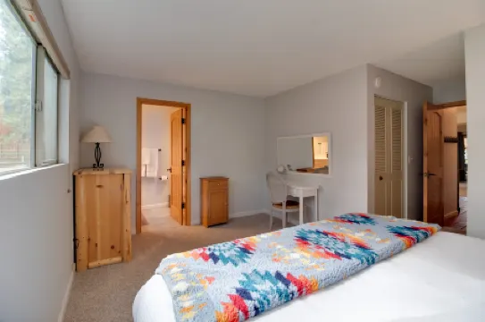 Cozy Condo with Community Pool and Hot Tub - Inviting Delightful Escape