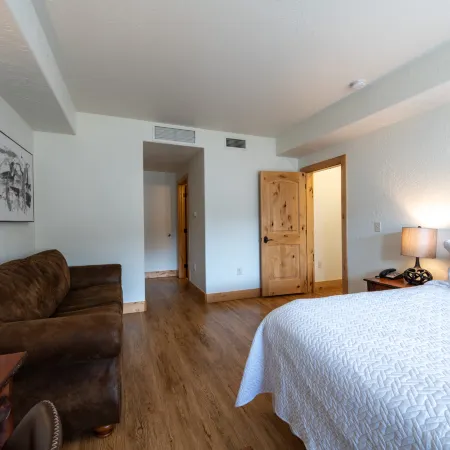 Luxury Condo at Heart of Canyons Balcony, Outdoor Pool, Hot Tub, Near Hiking & Biking Trails