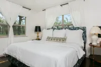 Baron's Bungalow | 2/2, Hot Tub, Fire-pit & Grill, Pet Friendly w/ fee 그레이프 크릭 바인야즈 주변 호텔