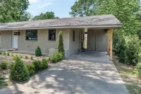 Stylish Comfort and Prime Location Near Attractions - Charming Escape