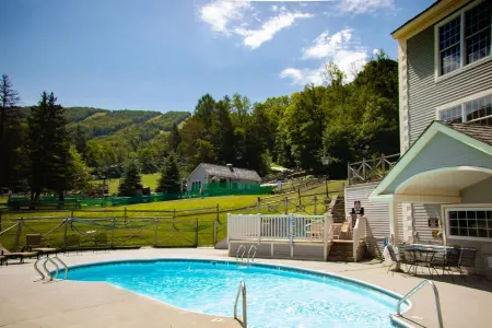 Stunning Mountain Views and Year-Round Heated Pool - Charming Family Retreat Отели в г. Ханкок