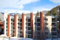 Ski-in/Ski-Out Access and Scenic Deck - Cozy Family Haven Hotels in Saint Mary's