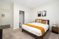 Stylish Space with Pool and Spa Amenities - Luxurious Oasis