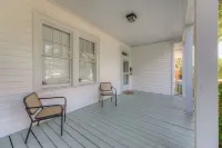 Cozy Outdoor Space and Fast Wifi - Charming Affordable Retreat