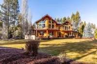 River Access and Private Hot Tub - Stunning Mountain Lodge