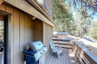 Dog-Friendly home with fireplace, washer/ dryer & deck - near shops & dining Hotel a Running Springs